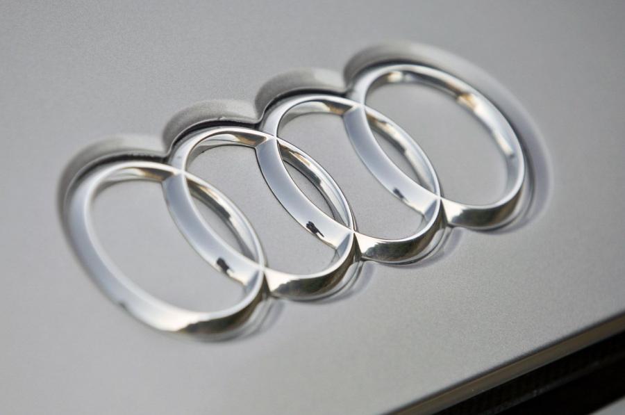 Логотип Audi e-Tron Spyder Concept 2010 года  (фото 74 из 105)